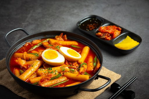 Salah satu cemilan Korea yang palig populer adalah Tteokbokki. (Foto: Ilustrasi. Dok. Freepik.com)