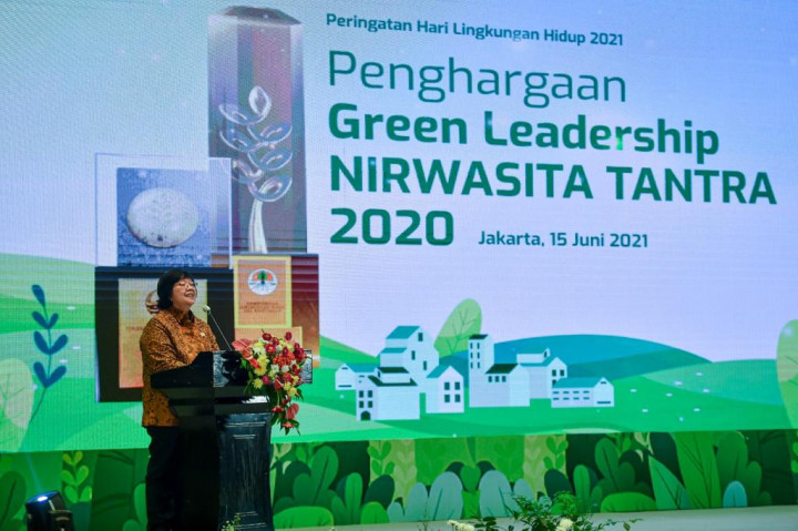Menteri LHK Beri Green Leadership Nirwasita Tantra ke Pimpinan Daerah