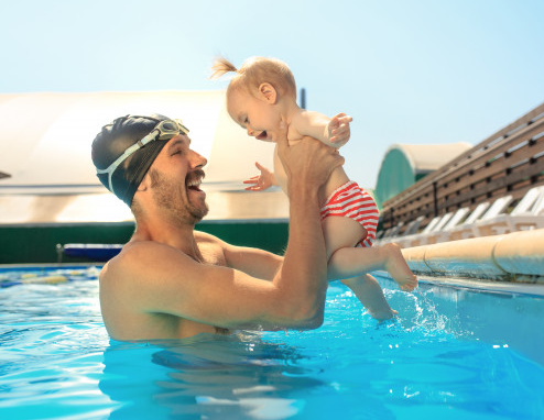 5 Manfaat Ajak Anak Berenang Sejak Dini