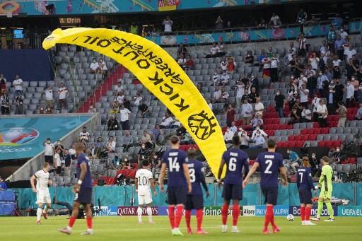 Momen ketika aktivis lingkungan mendarat di Stadion Allianz. (Matthias Schrader / POOL / AFP)