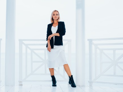 3 Gaya Kasual Mix and Match Outfit dengan Blazer