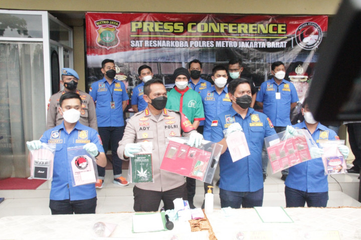 Alasan Anji Miliki Buku 'Hikayat Pohon Ganja'