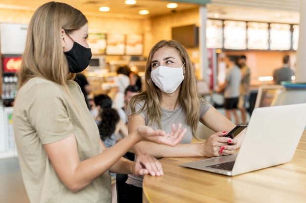 Jika mau pakai masker kain yang tiga lapis, pastikan digunakan di luar dan masker bedah di dalamnya. (Foto: Freepik)