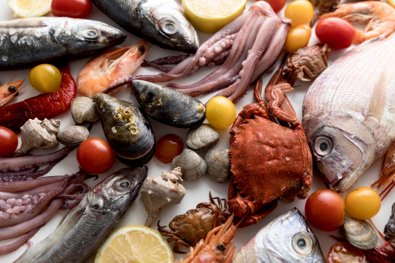 Banyak sekali pedagang yang menjual seafood di sekitar Pantai Pangandaran. (Foto: Dok. Freepik.com)