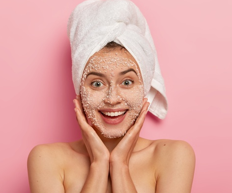 Gunakan scrub seminggu sekali untuk mengangkat sel-sel kulit mati yang tersumbat di dalam pori-pori. (Foto: Ilustrasi. Dok. Freepik.com)