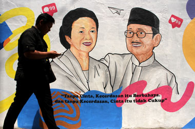 Habibie Sempat Ingin Bikin Telepon Lintas Dimensi untuk Hubungi Almarhum Ibu Ainun