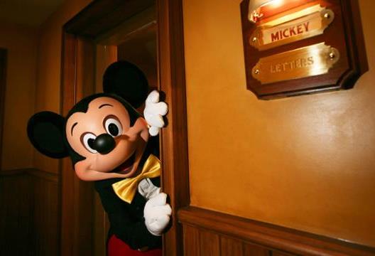 Mickey Mouse salah satu tokoh Disneyland favorit. (Foto: disneylandparis.com)