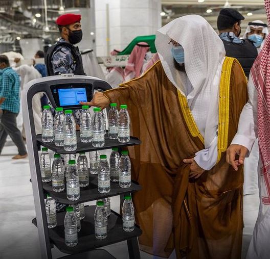 Robot Pengantar Air Zamzam Hadir di Masjidil Haram