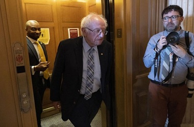 Bernie Sanders Minta AS Tak Memulai Perang Dingin dengan Tiongkok