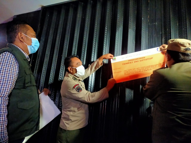    Bupati Bekasi Eka Supria Atmaja menyegel tempat hiburan malam (THM) di Ruko Union Thamrin, Lippo Cikarang, Kabupaten Bekasi, Jawa Barat, Sabtu 19 Juni 2021. Istimewa