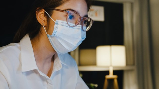 Dikutip dari RSUI, hasil studi CDC penggunaan dua lapis masker dapat menyaring virus covid-19 hingga 90 persen. (Foto: Ilustrasi/Freepik.com)