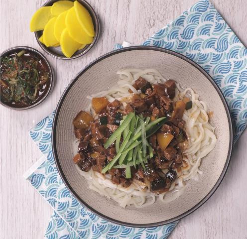Ini cara buat Jajangmyeon mi hitam khas Korea. (Foto: Dok. Endeus)