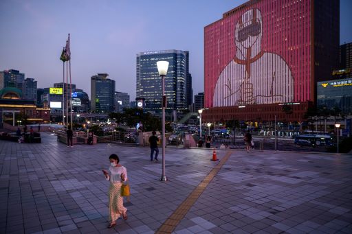 Aturan jaga jarak sosial di Korsel akan dilonggarkan 1 Juli mendatang. Foto: AFP.