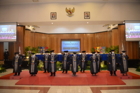 UNY Kukuhkan 13 Guru Besar Baru