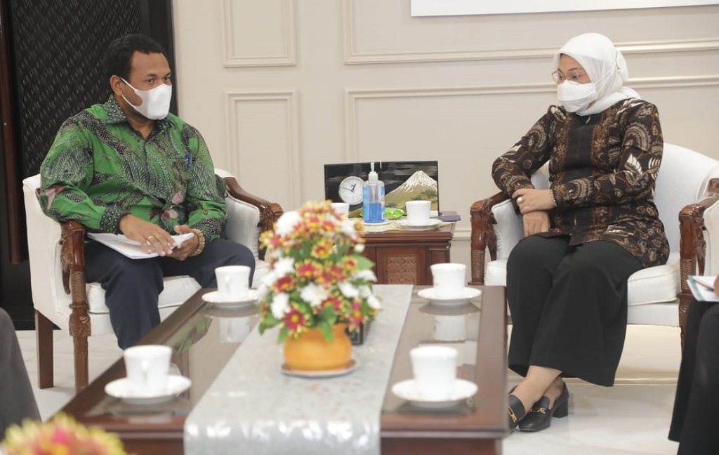 Suasana pertemuan Menteri Ketenagakerjaan (kanan) dengan Bupati Mappi Cristosimus Yohanes Agawemu (kiri) di kantor Kemenaker (Foto: Dok. Kemenaker)