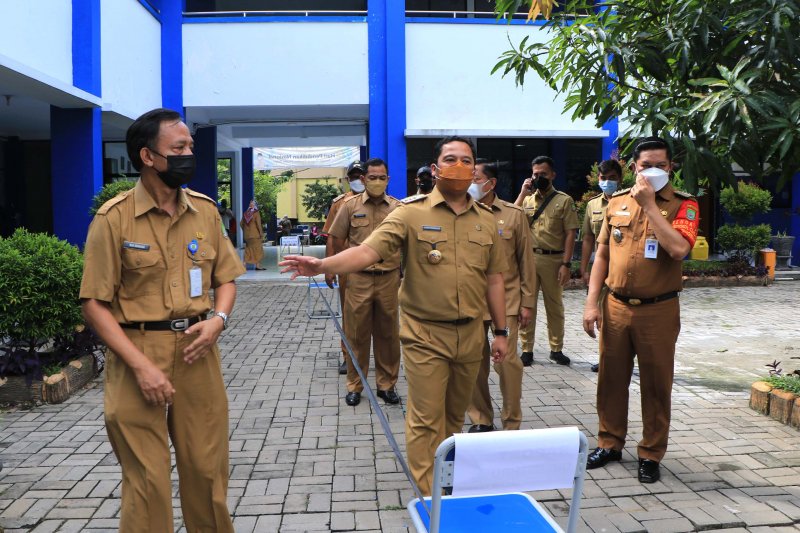 Wali Kota Tangerang meninjau SMPN 27 yang akan jadi tempat isolasi pasien covid-19. Foto: Dok Antara.