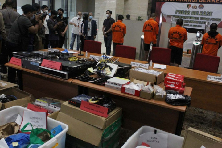 3 Berita Terpopuler Foto: Polisi Buru Tersangka Pinjol Ilegal hingga Momen Mengharukan Saat Marquez Kembali Naik Podium