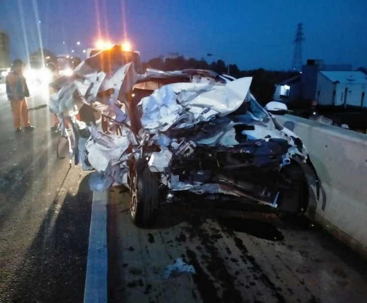 Mobil KIA Seruduk Truk di Tol JORR, 1 Tewas