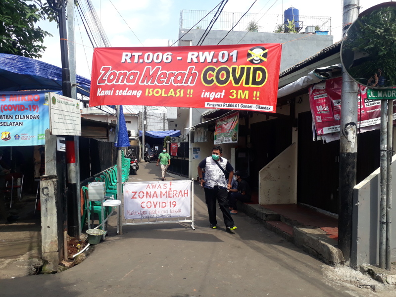 Spanduk zona merah covid-19 terpasang di Jalan Madrasah Ujung RT 6 RW 01, Kelurahan Gandaria Selatan, Kecamatan Cilandak, Jakarta Selatan. Medcom.id/Aria Triyudha