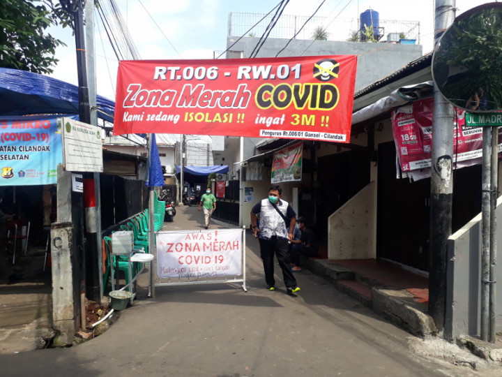 <i>Lockdown</i> Mikro, Pergerakan Warga di Madrasah Ujung Cilandak Diawasi