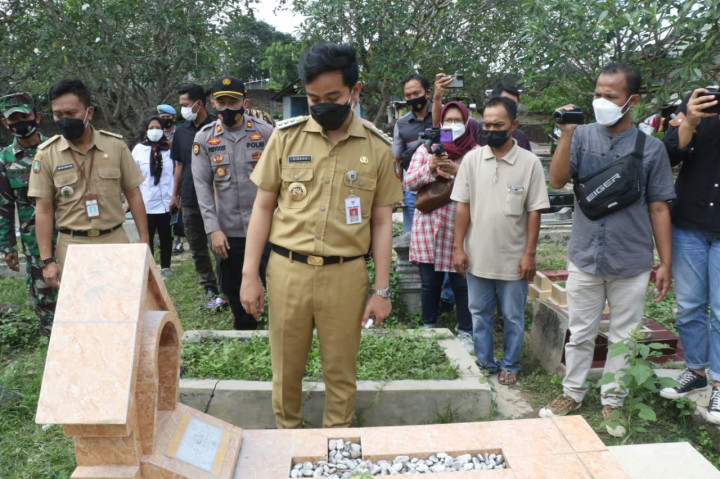 Gibran Minta Perusak Puluhan Makam Dibina