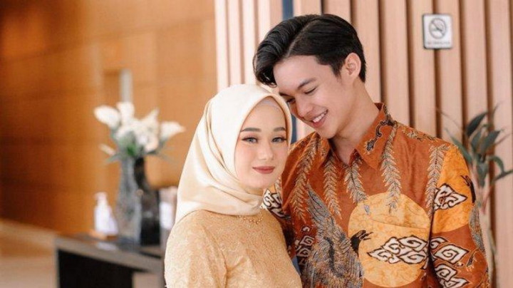 Dikaruniai Anak Pertama, Rey Mbayang dan Dinda Hauw Berikan Kado Spesial