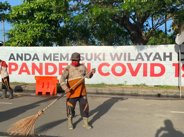 Penyekatan Suramadu Berakhir, Petugas Bersihkan Bekas Lokasi Swab
