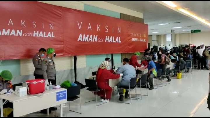 Panglima TNI dan Kapolri Tinjau Vaksinasi Massal di Tanjung Priok