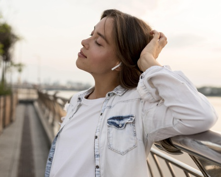 Headphone dan earphone merupakan perangkat mendengarkan musik yang paling efektif untuk dipakai saat bersantai. (Foto: Ilustrasi. Dok. Freepik.com)