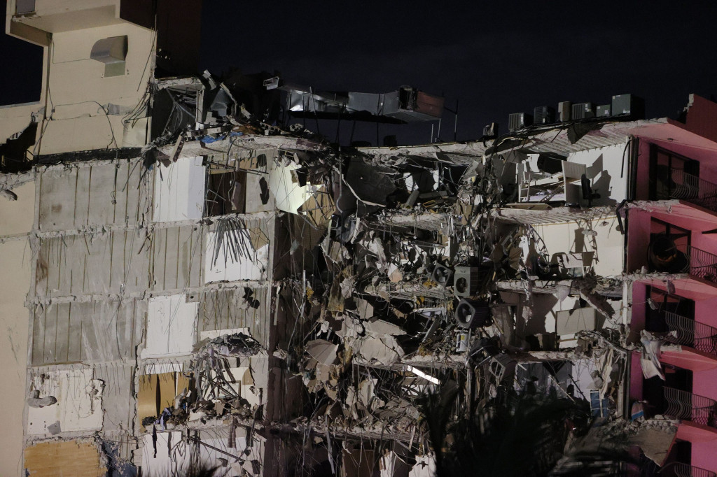 Foto: Gedung Apartemen di Florida Runtuh, Sejumlah Orang Terluka