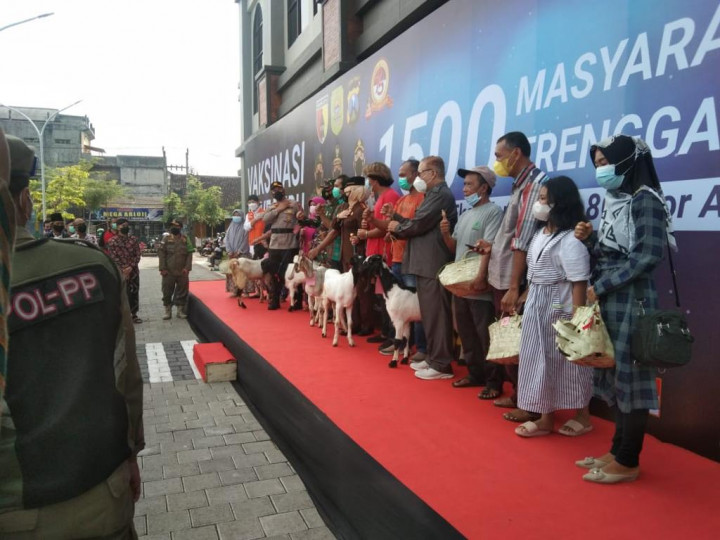 Warga Trenggalek Dapat Hadiah Kambing Usai Vaksin Covid-19