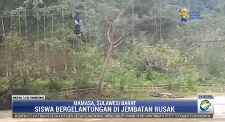 Demi Sekolah, Siswa di Mamasa Bergelantungan Bertaruh Nyawa