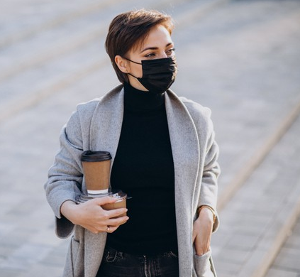 Pastikan kamu membawa masker lebih dari satu saat pergi ke luar rumah di tengah pandemi. (Foto: Ilustrasi. Dok. Freepik.com)