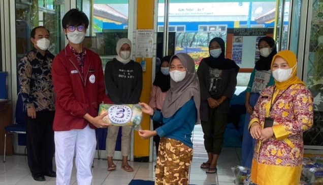 Sisihkan Uang Jajan, Para Pelajar Ini Kirim Ratusan Paket Bantuan ke Panti