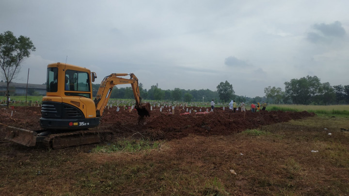 Kasus Kematian Covid-19 Tinggi, Tukang Gali Kubur di TPU Pedurenan Bekasi Ditambah