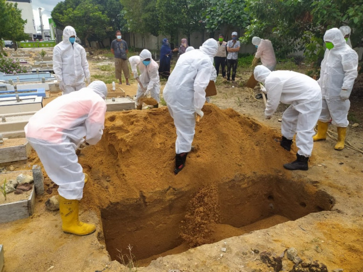 Petugas Kewalahan, Penggalian Makam di TPU Cikadut Bandung Menggunakan Alat Berat