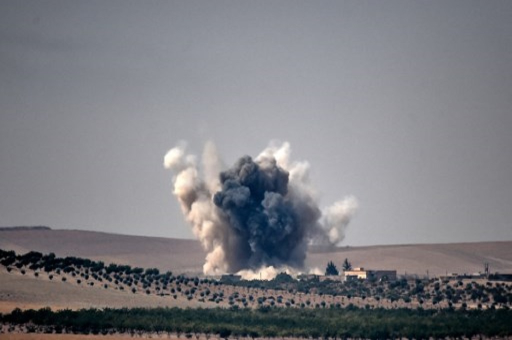 Asap dari serangan udara Turki terlihat di wilayah Karkamis pada 24 Agustus 2016. (BULENT KILIC / AFP)