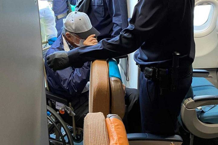 Penampakan Buronan Hendra Subrata Saat Diterbangkan ke Jakarta