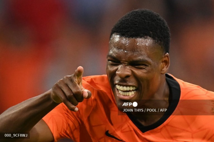 Rumor Ketertarikan Bayern Muenchen takkan Buyarkan Fokus Dumfries