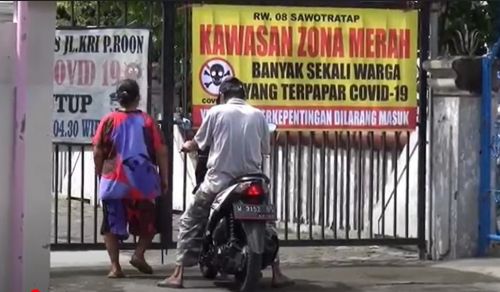 Aktifitas warga RW 8 Desa Sawotratap, Gedangan Sidoarjo dibatasi setelah muncul kasus puluhan positif covid-19. (metrotv)
