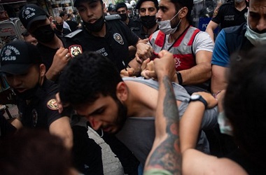 Parade LGBT Pride di Istanbul Berujung Ricuh