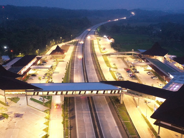 Resta Pendopo KM 456 juga memiliki keunikan yang tidak dimiliki oleh rest area lainnya yaitu Skybridge yang menghubungkan dua rest area di sisi jalur mengarah ke Jakarta dan jalur menuju ke Solo. Jasa Marga