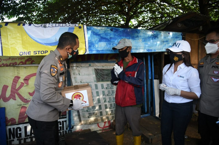 Buruh Lepas Hingga Pemulung di Tanah Abang Kebanjiran Paket Sembako