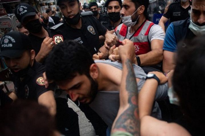 Populer Internasional: Parade Gay Turki Ricuh Hingga Pertempuran Yaman