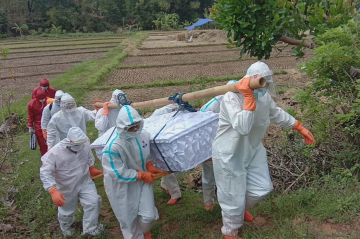 Mendaki Gunung Melewati Lembah, Susahnya BPBD Wonogiri Memakamkan Jenazah