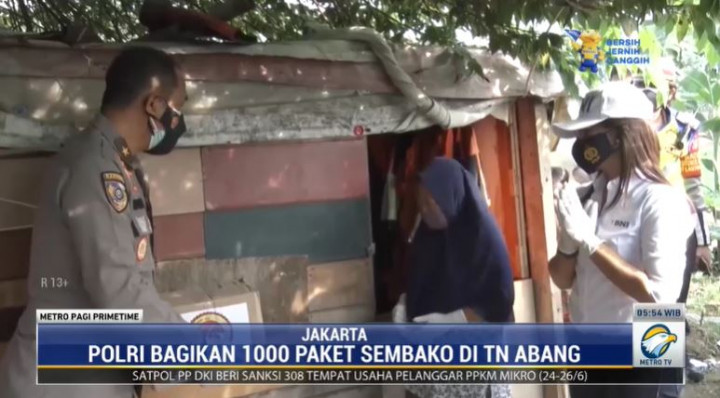 1.000 Paket Sembako dari Polri untuk Pemulung Tanah Abang