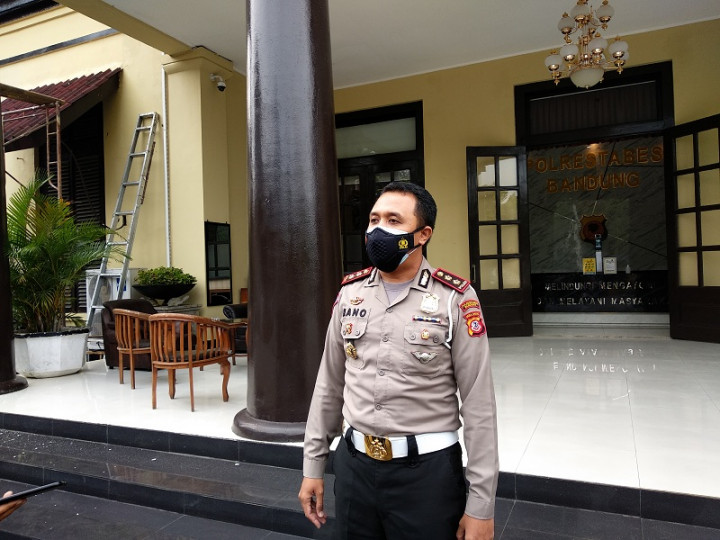 Viral, Kelompok Pengendara Terobos Barikade Penutupan Jalan di Bandung