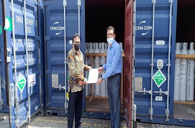 Indonesia Serahkan Tambahan 2.000 Oksigen Silinder ke India