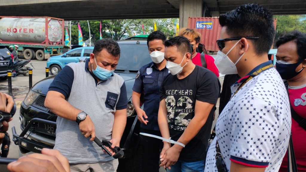 Pengemudi mobil Pajero yang menghancurkan kaca truk di Jakarta Utara ditangkap. Foto: Medcom.id/Yurike