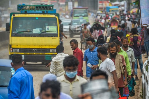 Warga Bangladesh berjalan kaki ke kantor karena transportasi dihentikan jelang lockdown. Foto: AFP.